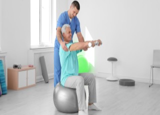 دور العلاج الطبيعي في علاج الجلطات الدماغية